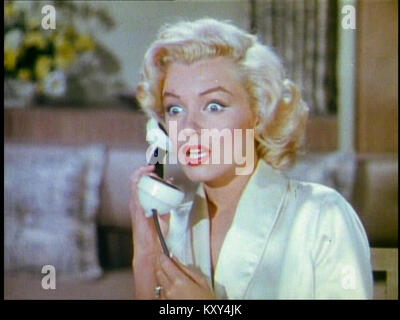 Uno screenshot catturato dal trailer del film Gentlemen Preferisce Blondes, che mostra la star del film e lo stile visivo della produzione hollywoodiana della metà del XX secolo. Foto Stock