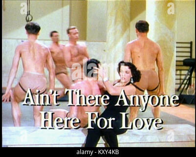 Un'immagine statica dal trailer del film del 1953 Gentlemen Prefer Blondes, con Marilyn Monroe e Jane Russell, che mette in evidenza scene della commedia musicale diretta da Howard Hawks. Foto Stock