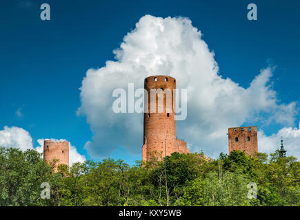 Torri di rovina Mazovian medievale Castello Principesco vicino al villaggio di Czersk, Mazovia, Polonia Foto Stock