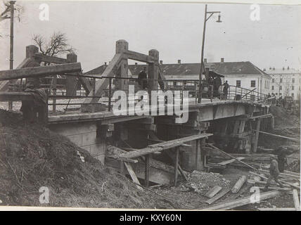 Fotografia che mostra la demolizione esplosiva di un ponte in cemento armato a Brzezany, che documenta le tecniche di demolizione ingegneristica e militare. Foto Stock