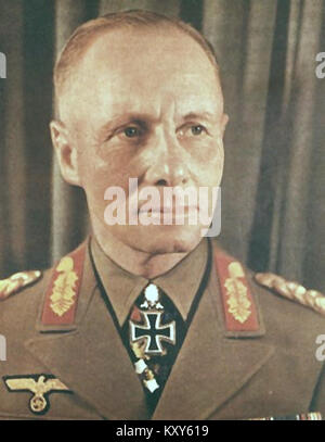 Questa fotografia a colori mostra Erwin Rommel, il feldmaresciallo tedesco, famoso per la sua leadership durante la seconda guerra mondiale, in particolare nella campagna nordafricana. Rommel si è guadagnato una reputazione per il suo genio tattico. Foto Stock