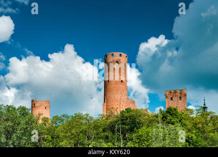 Torri di rovina Mazovian medievale Castello Principesco vicino al villaggio di Czersk, Mazovia, Polonia Foto Stock