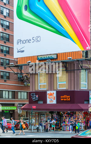 Giant Apple iPhone 5C Billboard in Chinatown, New York City, Stati Uniti d'America come pubblicizzato da Verizon, un americano di società di telecomunicazioni. Foto Stock