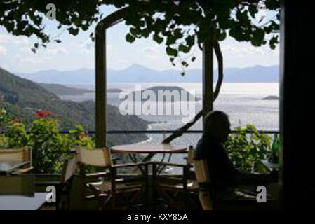 Glossa. Bere e mangiare con una vista in una delle caffetterie locali 12 004 Foto Stock