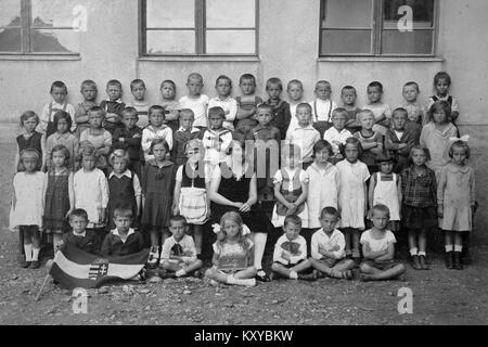 Una fotografia storica della scuola elementare Gulner Gyula situata in Gulner Street 2, Ungheria, dall'archivio fotografico Fortepan, che mostra l'architettura educativa della metà del XX secolo. Foto Stock