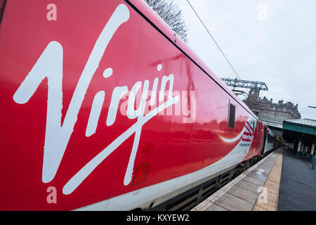 Virgin Trains locomotore da London King's Cross sulla East Coast Main Line a piattaforma alla stazione di Waverley di Edimburgo, in Scozia, Regno Unito Foto Stock