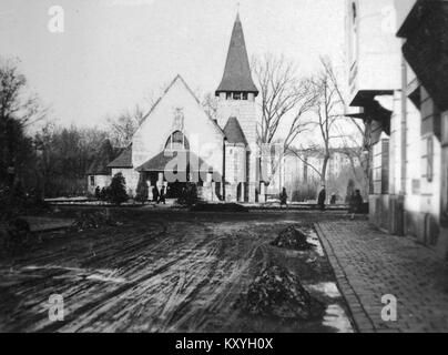Una fotografia storica di strada che mostra via Hajnóczy József a Budapest, con vista sulla piccola chiesa di Városmajor, dalla collezione fotografica Fortepan. Foto Stock