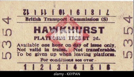 Questo biglietto della piattaforma Hawkhurst del 1961 è un manufatto storico che illustra i viaggi ferroviari, le pratiche di emissione dei biglietti e le infrastrutture di trasporto nell'Inghilterra della metà del XX secolo. Foto Stock