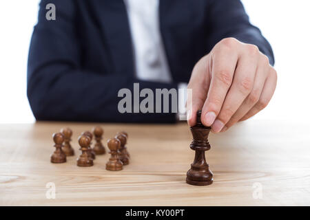 Vista ritagliata di imprenditore tenendo a scacchi figura in mano Foto Stock