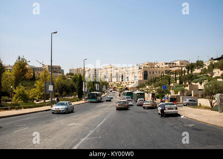 Gerusalemme, Israele - 09 agosto 2010: Horizonta foto di una larga strada con le automobili e gli edifici al di fuori del muro della città vecchia di Gerusalemme, Israele Foto Stock