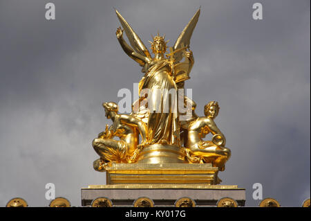 Statua L'Harmonie, Opéra Garnier, 2012, Parigi, Francia. Foto Stock