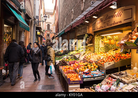 Bologna, Italia - dicembre 2017: la gente camminare in Via Pescherie Vecchie, un famoso vicolo pieno di negozi tradizionali e stand gastronomici nei caratteristici Foto Stock