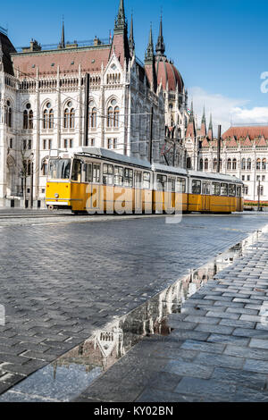 Tram storico passando dal palazzo del parlamento a Budapest, Ungheria Foto Stock