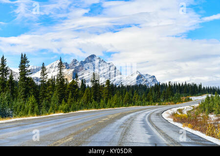 La strada 93 bellissima 'Icefield Parkway' nell'autunno del Parco Nazionale di Jasper,Canada Foto Stock