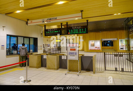 Kyoto, Giappone - 2 Dic 2016. All interno della stazione JR dalla Stazione di Kyoto, Giappone. Servizi di trasporto ferroviario in Giappone sono forniti da più di 100 compa privato Foto Stock