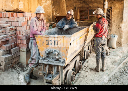 POTOSI, BOLIVIA - Maggio 21, 2015: minatori non identificato a Cerro Rico miniera di argento in Potosi, Bolivia. Foto Stock