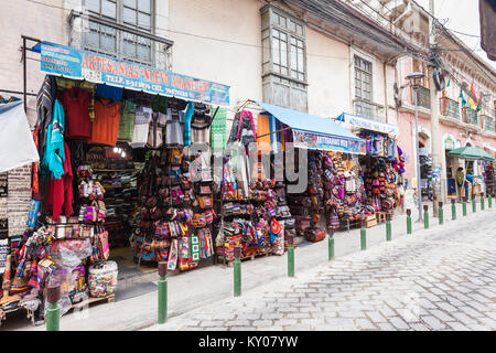 LA PAZ, BOLIVIA - Maggio 17, 2015: souvenir turistici sul mercato Sagarnaga street a La Paz, in Bolivia. Foto Stock