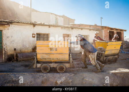 POTOSI, BOLIVIA - Maggio 21, 2015: minatori non identificato a Cerro Rico miniera di argento in Potosi, Bolivia. Foto Stock