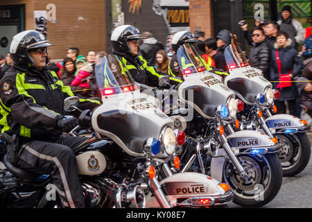 VANCOUVER, Canada - 2 Febbraio 2014: Vancouver del Dipartimento di Polizia di ufficiali di moto al nuovo anno cinese parade. Foto Stock