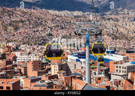 LA PAZ, BOLIVIA - Maggio 17, 2015: Mi Teleferico è una cabinovia urbana del sistema di transito nella città di La Paz in Bolivia. Foto Stock