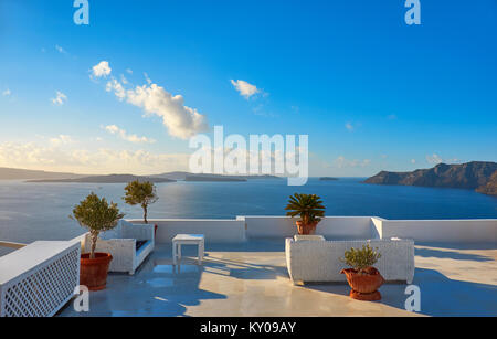 Una vista di uno splendido mare e caldera di lusso con terrazza sul tetto bianco, tipico di architettura di Santorini Island, Grecia Foto Stock