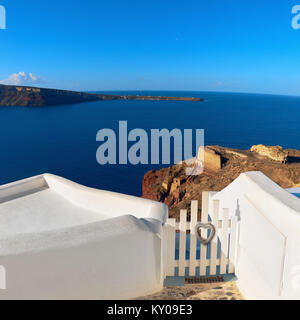 Staccionata in legno porta nel villaggio di Oia - Santorini Island, Grecia. Cuore decorativo alla recinzione. Composizione di quadrati, immagine panoramica. Foto Stock