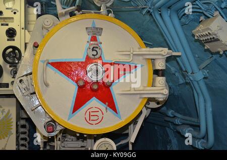 Tubo a siluro 5 sulla ex marina sovietica FOXTROT SOTTOMARINO DI CLASSE B-440 Foto Stock