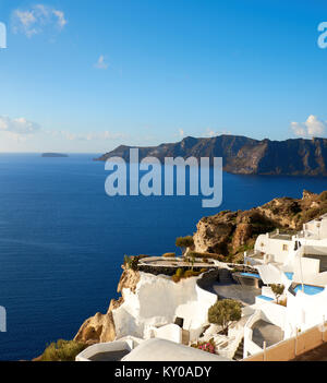 Bella Santorini in Grecia - appartamenti e case che si affacciano su caldera vulcanica nel villaggio di Oia, immagine panoramica Foto Stock