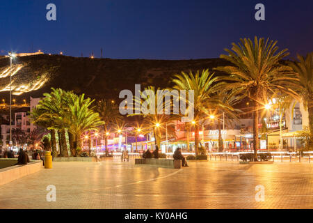 AGADIR, Marocco - 20 febbraio 2016: Agadir lungomare alla notte, Marocco. Agadir è una grande città in Marocco situato sulla riva del Atlant Foto Stock