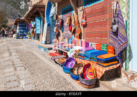 CHEFCHAOUEN, Marocco - MARZO 01, 2016: marocchino tradizionale prodotti tessili sul mercato a chefchaouen, Marocco. Foto Stock