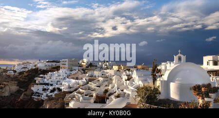 Isola di Santorini in Grecia, villaggio di Oia, il giorno dopo la tempesta. Immagine panoramica. Foto Stock