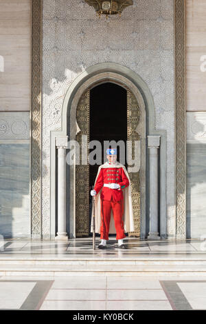 RABAT, Marocco - MARZO 03, 2016: soldato di guardia nazionale in costume all'entrata del Mausoleo di Mohammed V. Mausoleo di Mohammed V situato in Raba Foto Stock