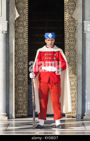 RABAT, Marocco - MARZO 03, 2016: soldato di guardia nazionale in costume all'entrata del Mausoleo di Mohammed V. Mausoleo di Mohammed V situato in Raba Foto Stock