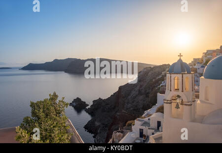 Tramonto sulla Chiesa locale con cupola blu nel villaggio di Oia - Santorini Island, Grecia Foto Stock