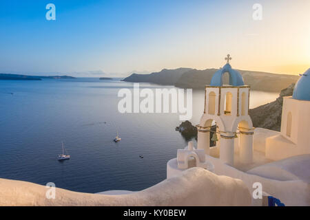 Tramonto sulla Chiesa locale con cupola blu nel villaggio di Oia - Santorini Island, Grecia Foto Stock