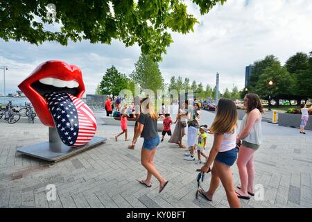Chicago, IL - Luglio 15, 2017: Rolling Stones famosa lingua e delle labbra a Navy Pier di Chicago. Rolling Stones ExhibitionismÕs prima grande exhibi Foto Stock