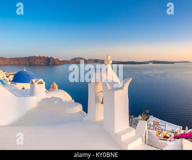 Tramonto sulla Chiesa locale con cupola blu nel villaggio di Oia - Santorini Island, Grecia Foto Stock