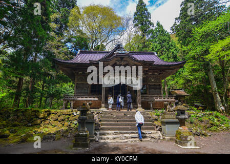 Aomori, Giappone - 16 maggio 2017. Persone in preghiera a Towada santuario di foresta verde a Aomori, Giappone. Towada-jinja santuario è detto di essere stato costruito in Foto Stock