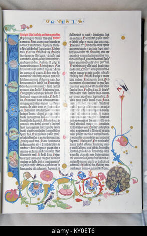 Pagina da un facsimile del 1455 la Bibbia di Gutenberg, la prima versione stampata della Vulgata latina. Foto Stock
