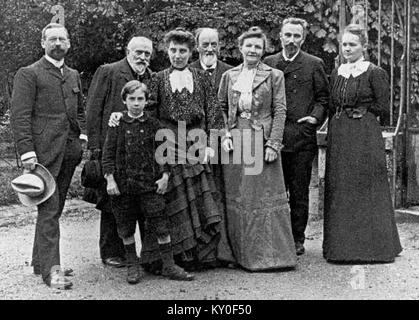Questa fotografia del 1904 mostra le famiglie Curie-Guillaume del Bureau International des Poids et Mesures (BIPM), illustrando gli scienziati e i loro legami familiari in un contesto storico. Foto Stock