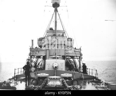 La HMS Galatea era un incrociatore leggero della Royal Navy equipaggiato con un cannone da 6 pollici. Questa immagine del febbraio 1917 illustra la sua artiglieria navale e l'uso operativo durante la prima guerra mondiale Foto Stock