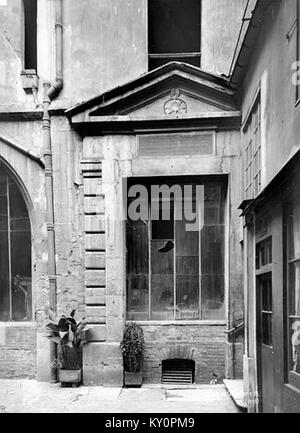 L'Hôtel Colbert, situato nel V arrondissement di Parigi, dispone di un cortile e di una finestra caratteristica. L'edificio esemplifica la tradizionale architettura francese con un significato storico nello sviluppo della città. Foto Stock