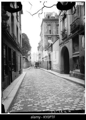 Questa immagine mostra il portale del Hôtel Duprat, situato a Parigi 06. Il portale è la caratteristica centrale della facciata dell'edificio, progettata con elementi architettonici classici. Foto Stock