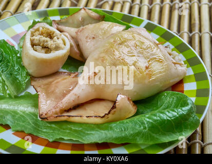Kalamar dolması - calamari ripieni, cucina turca Foto Stock