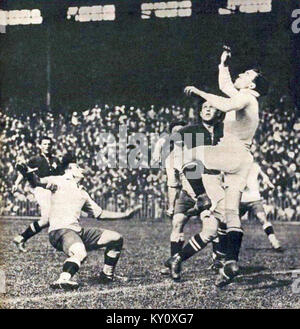 Questa fotografia cattura il portiere svizzero che difende un tiro di un calciatore francese durante la finale di calcio olimpica del 1924 a Colombes, Parigi, parte del primo torneo olimpico con squadre nazionali. Foto Stock