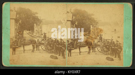 Le attrezzature antincendio, tubo flessibile carrello e gli uomini in uniforme, da Joseph H. Warren Foto Stock