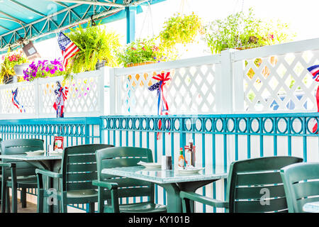 Svuotare il pesce di mare all'aperto, fuori del ristorante le tabelle con estate piante, bandierine americane e nessuno Foto Stock