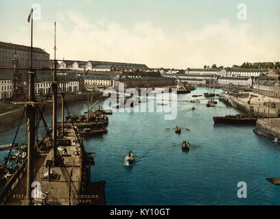 Una fotografia storica di Port Militaire a Brest, in Francia, scattata da un ponte girevole intorno al 1895, che mostra il paesaggio industriale e marittimo del porto. Foto Stock