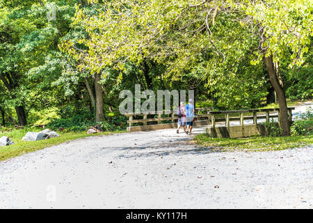 Washington DC, Stati Uniti d'America - 28 agosto 2017: due persone che camminano da Fletcher's Cove e Chesapeake e Ohio Canal National Historical Rock Creek Park con cappuccio di tenuta Foto Stock