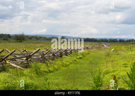 Vista nord ovest lungo split-rail scherma dal Cimitero Ridge verso Seminary Ridge, Gettysburg National Military Park, Pennsylvania, Stati Uniti. Foto Stock